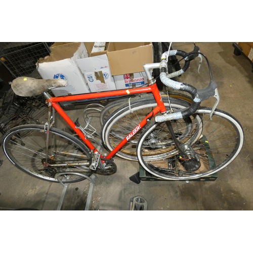 2086 - 1 x vintage Raleigh racing bike with various spares