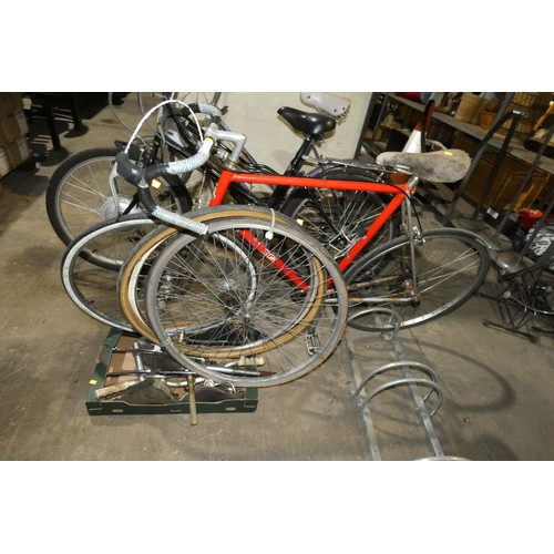 2086 - 1 x vintage Raleigh racing bike with various spares