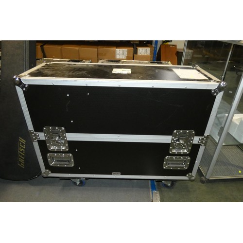 2615 - A large flight case on wheels approx 102x39x82cm