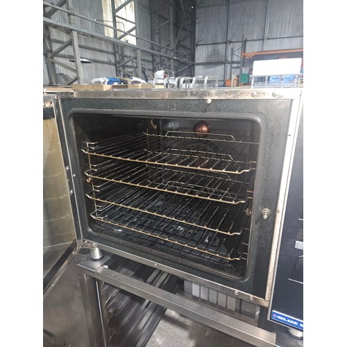 1194 - A turbo fan oven by Blue Seal type E31D4 with mobile stand/tray rack 240v - trade