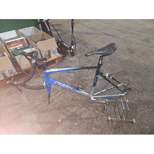 2087 - 1 x aluminium road bike frame by Giant type Defy