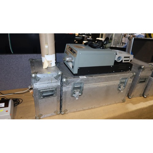 2735 - A vintage industrial scale universal slide projector with a Kodak Ektagraphic slide projector type B... 