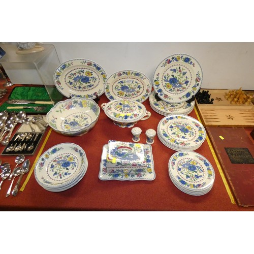 3176 - A quantity of a floral patterned Masons dinnerware including; plates, tureens and cheese dish etc