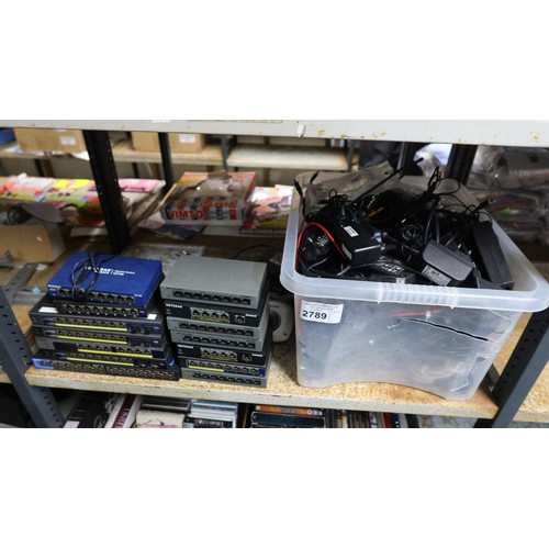 2789 - A quantity of various electrical items including Netgear ethernet switches, power adapters, cables e... 