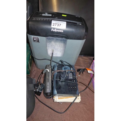 2737 - A quantity of various items including a shredder by Fellowes, a Uattend terminal, Sony DAB radio etc... 