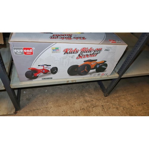 2863 - A children's super t-max ride on scooter, boxed - type HD.FJ321 - returned missing parts