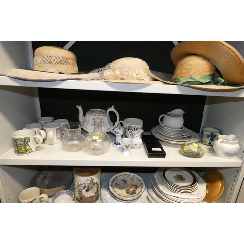 3039 - A quantity of miscellaneous decorative chinaware and ornaments (three shelves)