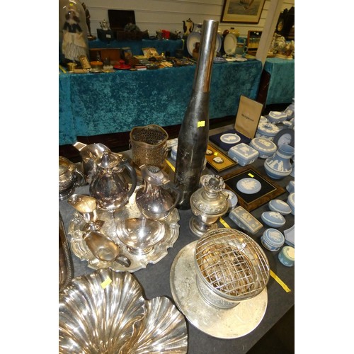 3138 - A large quantity of miscellaneous decorative silver plated ware including: tea sets, sectional trays... 