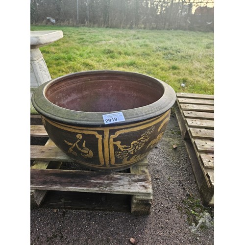 2919 - A large plant pot