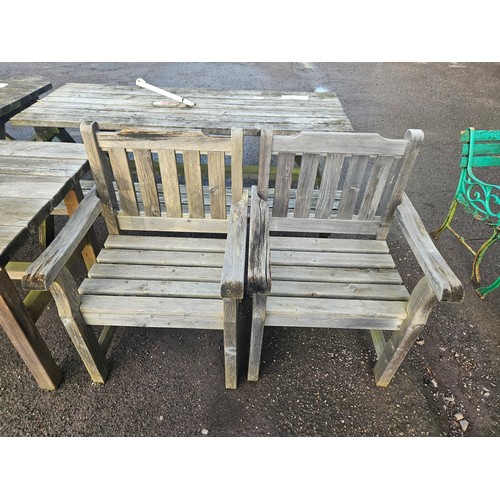 2940 - A large wooden garden set comprising of table, 4 chairs & coffee table