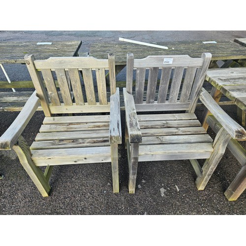 2940 - A large wooden garden set comprising of table, 4 chairs & coffee table