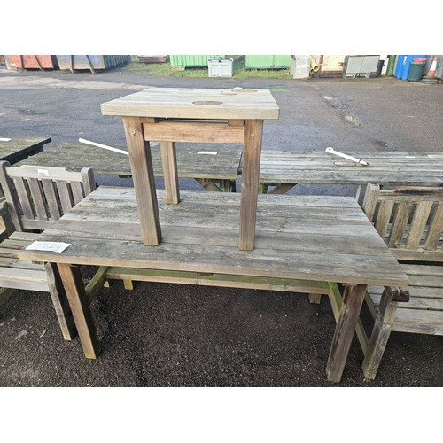 2940 - A large wooden garden set comprising of table, 4 chairs & coffee table