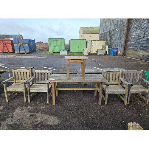 2940 - A large wooden garden set comprising of table, 4 chairs & coffee table