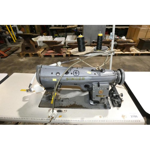 2186 - 1 x Singer 457G105 Zig Zag industrial sewing machine 240v (Trade)