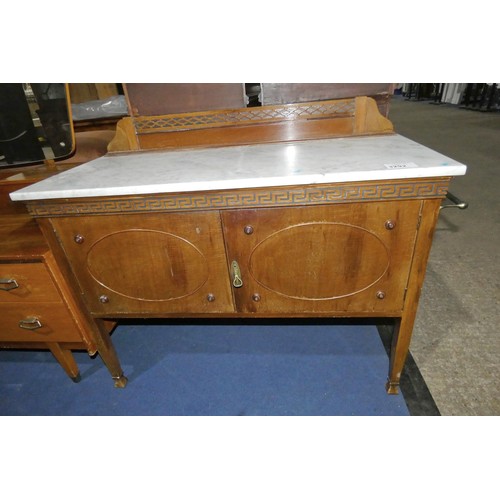 3292 - An Edwardian mahogany marble topped wash stand with two doors under, approximately 107 cm wide