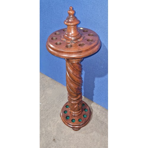 3362 - A mahogany circular snooker cue stand on a decorative carved pedestal.