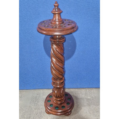 3362 - A mahogany circular snooker cue stand on a decorative carved pedestal.