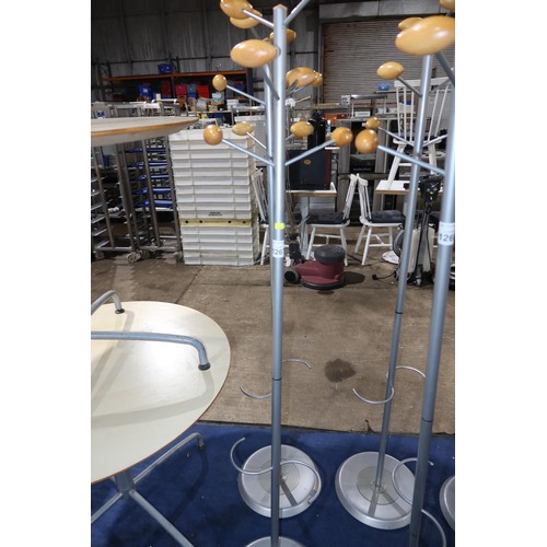 1267 - 2 x hat /coat stands