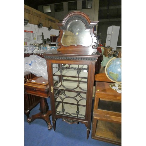 3365 - A mahogany display cabinet with a beveled mirrored back and a glazed panelled door enclosing lined s... 