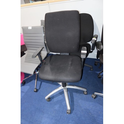 1356 - 1 x black upholstered office swivel chair