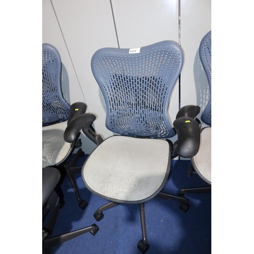 1371 - 1 x Herman Miller Mirra office swivel chair with grey mesh seat and dark blue plastic back