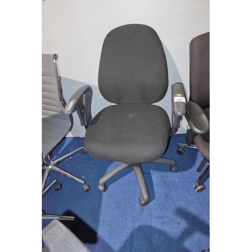 1357 - 1 x black upholstered office swivel chair