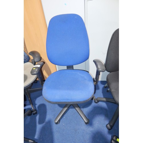 1365 - 1 x blue upholstered office swivel chair