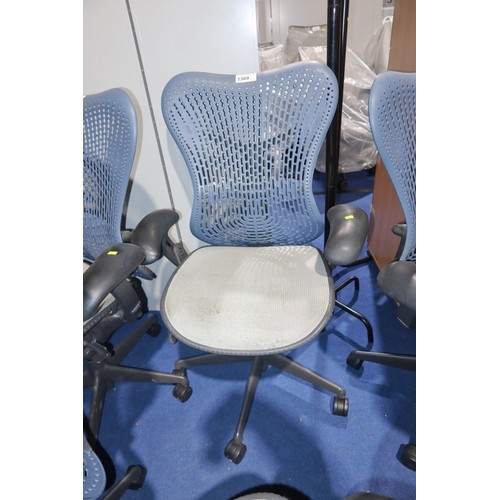 1369 - 1 x Herman Miller Mirra office swivel chair with grey mesh seat and dark blue plastic back