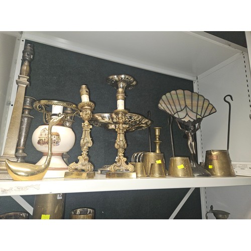 3022 - A quantity of various brass shell cases, decorative lamps and a quantity of miscellaneous decorative... 