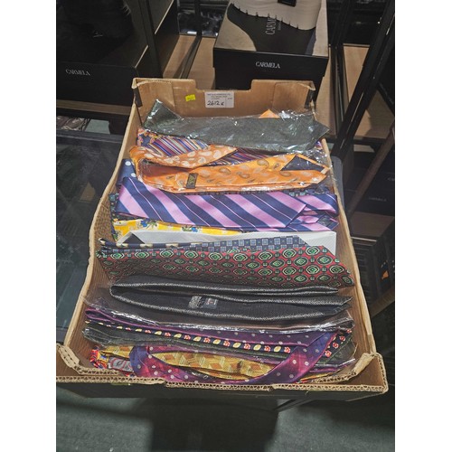 2612E - A box of a large quantity of gentleman's vintage neckties