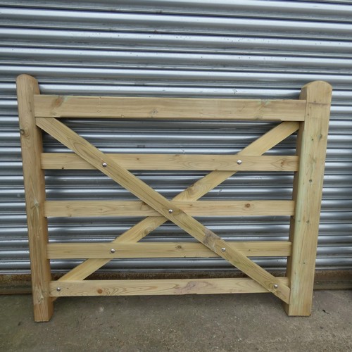 6261 - 1 x Wooden gate measuring approx 140cm / 4' 8