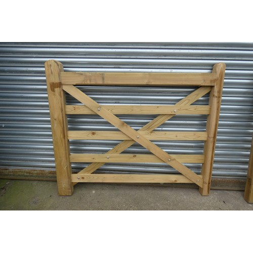 6261 - 1 x Wooden gate measuring approx 140cm / 4' 8