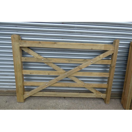 6262 - 1 x Wooden gate measuring approx 173 cm x 5'9