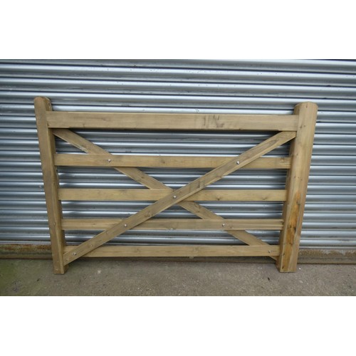 6262 - 1 x Wooden gate measuring approx 173 cm x 5'9