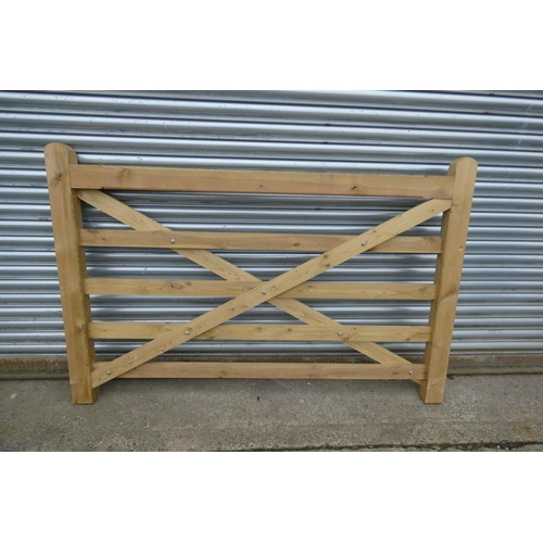 6263 - 1 x Wooden gate measuring approx 183cm / 6' - Please note this gate is damaged