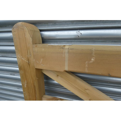 6263 - 1 x Wooden gate measuring approx 183cm / 6' - Please note this gate is damaged