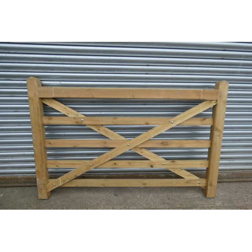 6263 - 1 x Wooden gate measuring approx 183cm / 6' - Please note this gate is damaged