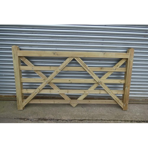 6265 - 1 x Wooden gate measuring approx 213cm / 7'