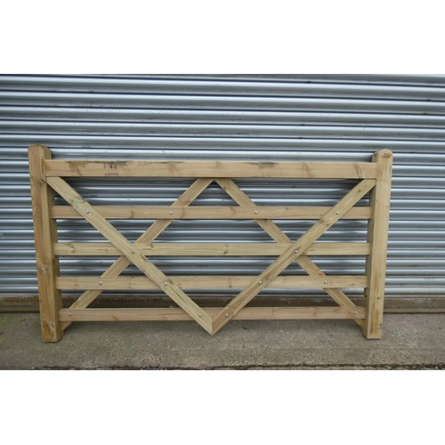 6265 - 1 x Wooden gate measuring approx 213cm / 7'