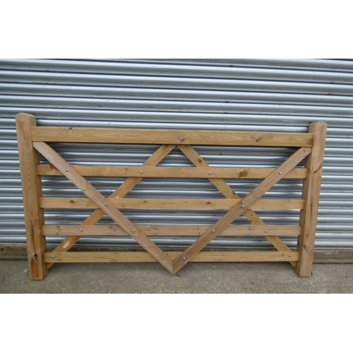 6266 - 1 x Wooden gate measuring approx 213cm / 7'