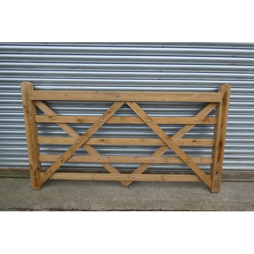 6266 - 1 x Wooden gate measuring approx 213cm / 7'