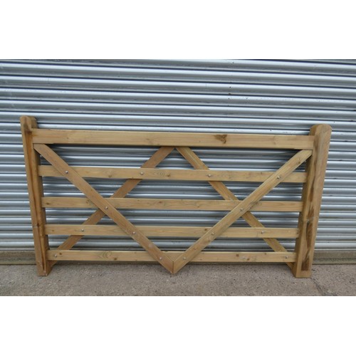 6267 - 1 x Wooden gate measuring approx 213cm / 7'