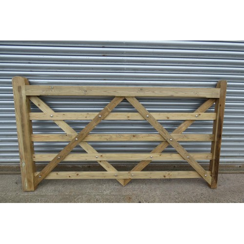 6267 - 1 x Wooden gate measuring approx 213cm / 7'