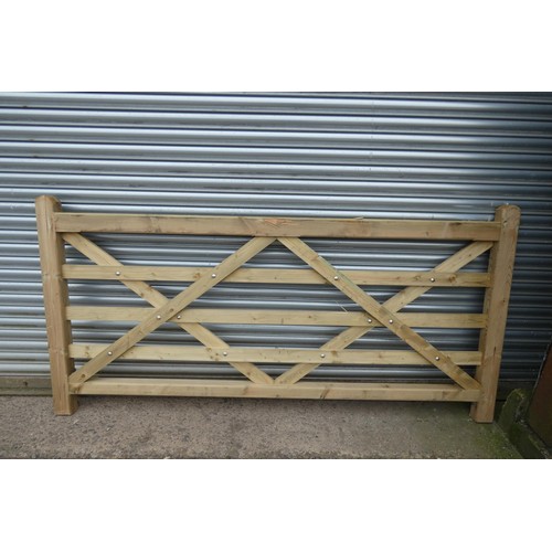 6268 - 1 x Wooden gate measuring approx 244cm / 8' - Please note this gate is damaged