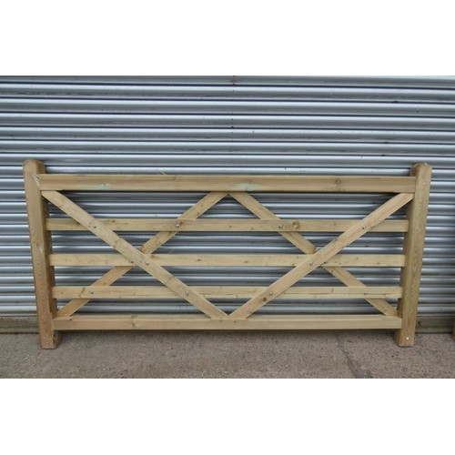 6268 - 1 x Wooden gate measuring approx 244cm / 8' - Please note this gate is damaged