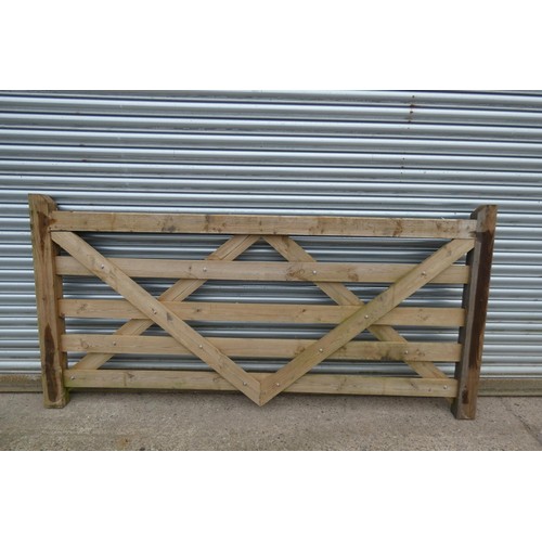 6269 - 1 x Wooden gate measuring approx 244cm / 8'