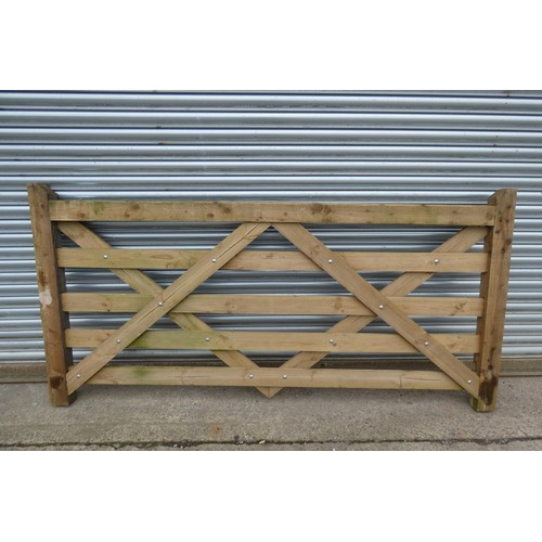 6269 - 1 x Wooden gate measuring approx 244cm / 8'