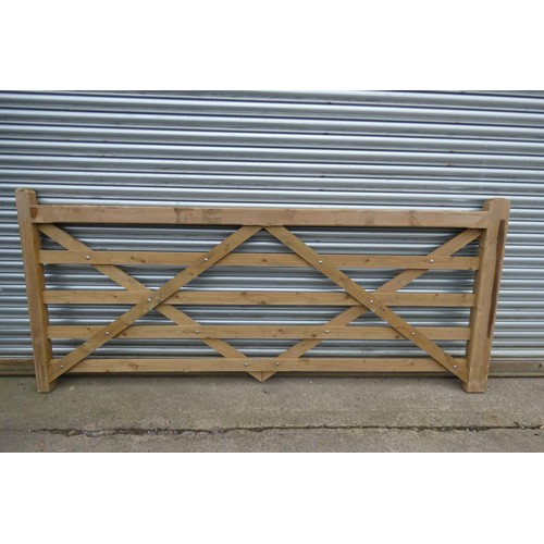 6271 - 1 x Wooden gate measuring approx 275cm / 9'