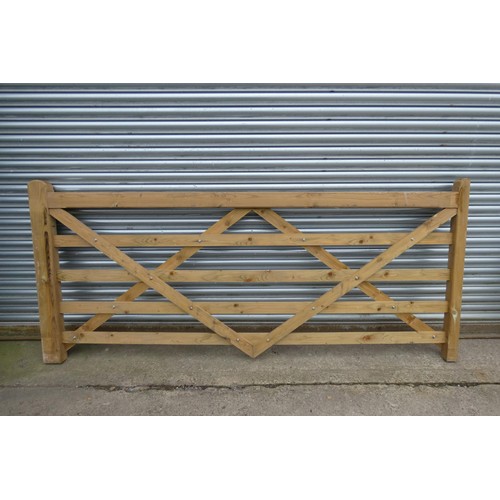 6271 - 1 x Wooden gate measuring approx 275cm / 9'