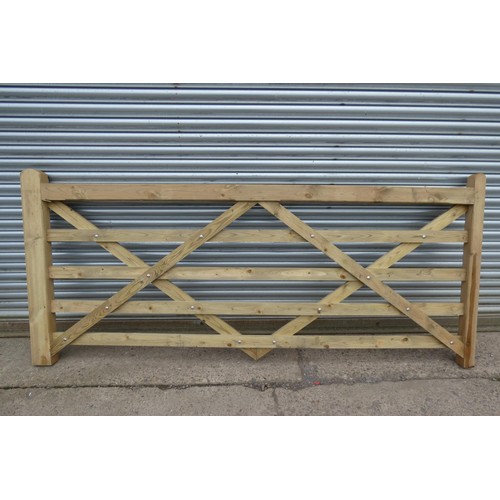 6272 - 1 x Wooden gate measuring approx 275cm / 9' - Please note this gate is damaged